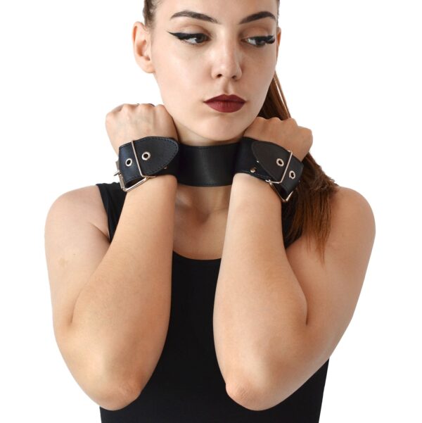 Нашийник з наручниками із натуральної шкіри Art of Sex - Bondage Collar with Handcuffs - Зображення 2